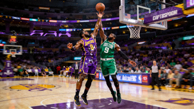 NBA季后赛激烈比赛现场照片 - 球员争抢篮球瞬间