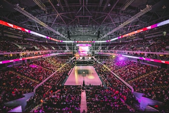 NBA篮球与英超足球比赛直播画面同屏展示